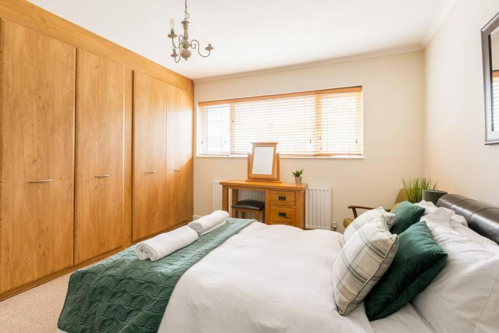 Eighteen 4 Parking Spaces Holiday home